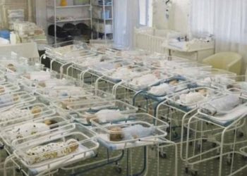 Consecuencias del capitalismo extremo: bebés nacidos por gestación subrogada varados en un hotel en Ucrania