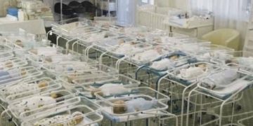 Consecuencias del capitalismo extremo: bebés nacidos por gestación subrogada varados en un hotel en Ucrania