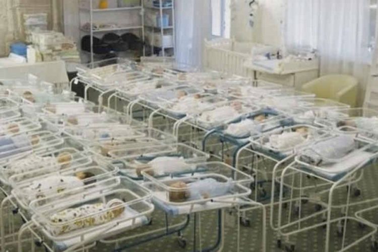 Consecuencias del capitalismo extremo: bebés nacidos por gestación subrogada varados en un hotel en Ucrania
