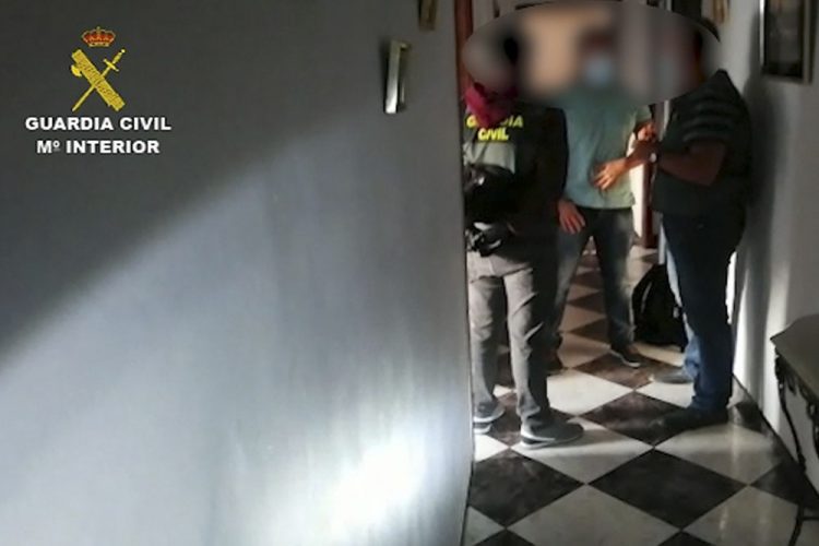 La Guardia Civil libera a siete hombres explotados sexualmente en Prado del Rey