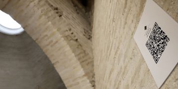 El Alcázar instala códigos QR para facilitar información en cuatro idiomas