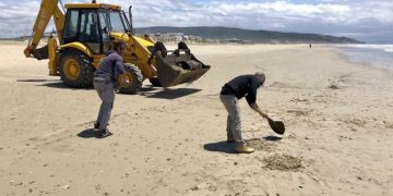 Encuentran bidones llenos de aceite en las playas de Barbate y Zahara de los Atunes