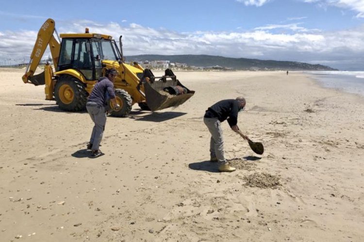 Encuentran bidones llenos de aceite en las playas de Barbate y Zahara de los Atunes