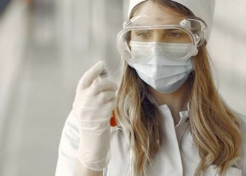 Llega a Madrid el primer tren de suministros sanitarios, con 28 millones de mascarillas y más de 400.000 buzos desechables