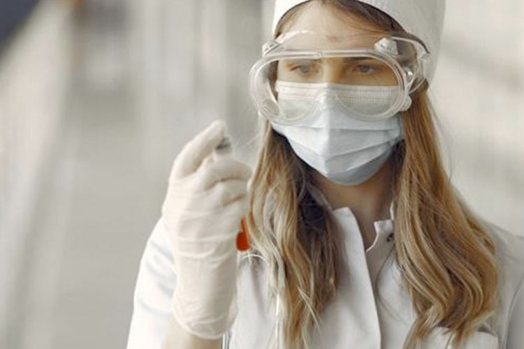 Llega a Madrid el primer tren de suministros sanitarios, con 28 millones de mascarillas y más de 400.000 buzos desechables