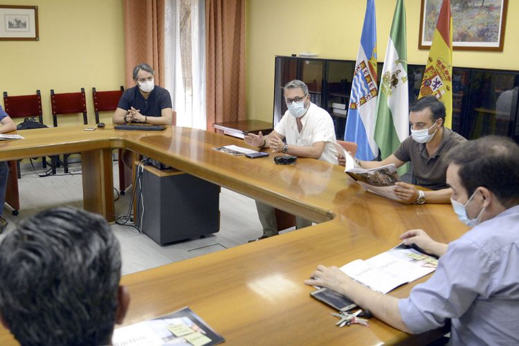 Urbanismo y Movilidad estudiarán la propuesta de Asunico para reforzar el espacio peatonal en Tornería