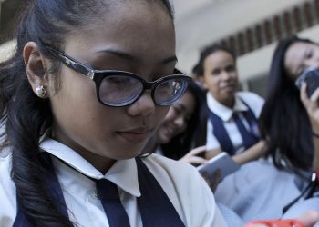 Las compañías tecnológicas y de redes sociales se lucran a costa de información errónea y discriminación, afirma experta