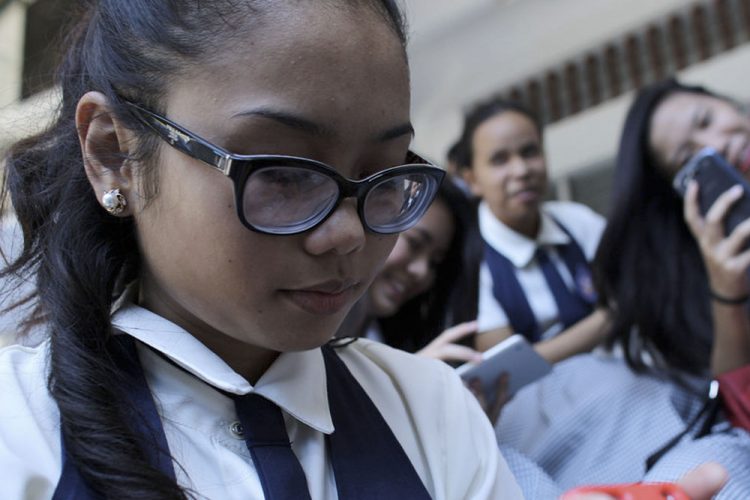 Las compañías tecnológicas y de redes sociales se lucran a costa de información errónea y discriminación, afirma experta