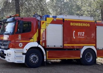 Cuatro bomberos atendidos por golpe de calor durante el incendio en el exterior de una empresa en La Rinconada (Sevilla)