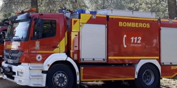 Cuatro bomberos atendidos por golpe de calor durante el incendio en el exterior de una empresa en La Rinconada (Sevilla)