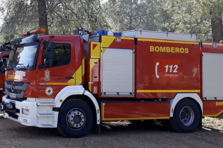 Cuatro bomberos atendidos por golpe de calor durante el incendio en el exterior de una empresa en La Rinconada (Sevilla)