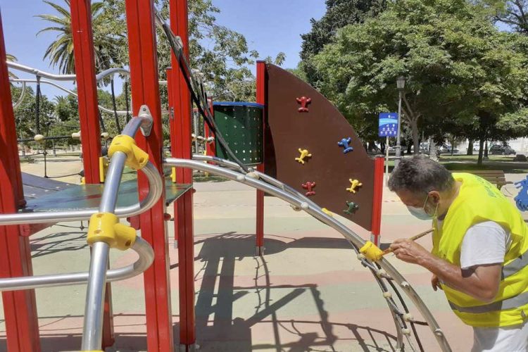 El Ayuntamiento, a través de Infraestructuras, actúa en la mejora integral del parque infantil del Retiro