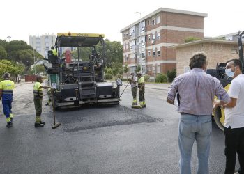 La marea negra completa ya más de 15.000 metros cuadrados de asfaltado