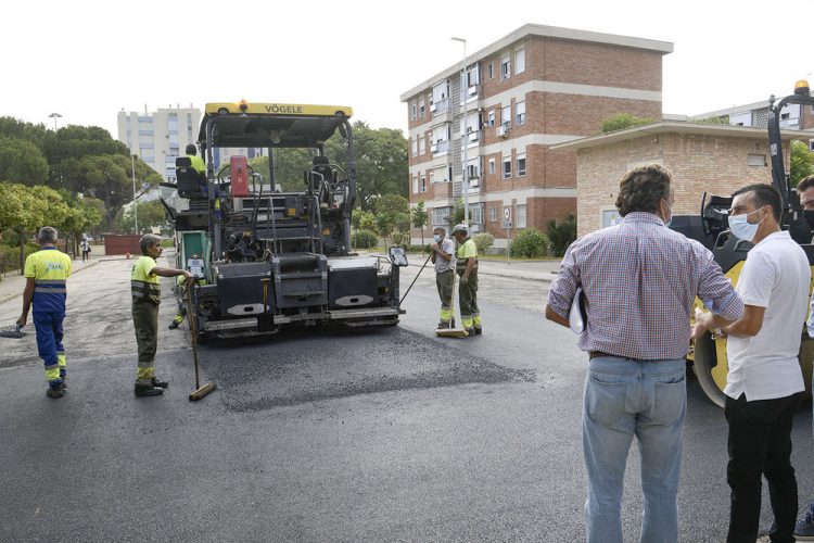 La marea negra completa ya más de 15.000 metros cuadrados de asfaltado