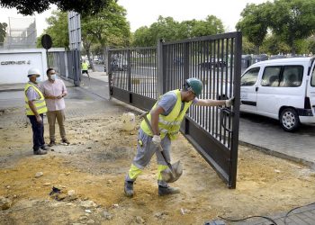 El Ayuntamiento mejora la seguridad y estética del Complejo Chapín con tres puertas nuevas