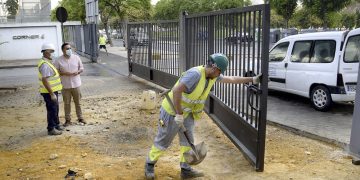 El Ayuntamiento mejora la seguridad y estética del Complejo Chapín con tres puertas nuevas