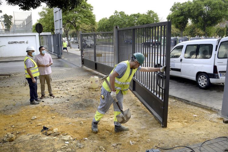 El Ayuntamiento mejora la seguridad y estética del Complejo Chapín con tres puertas nuevas