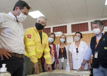 El número de desalojados por el incendio de Almonaster la Real se eleva a 3.150 personas