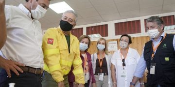 El número de desalojados por el incendio de Almonaster la Real se eleva a 3.150 personas