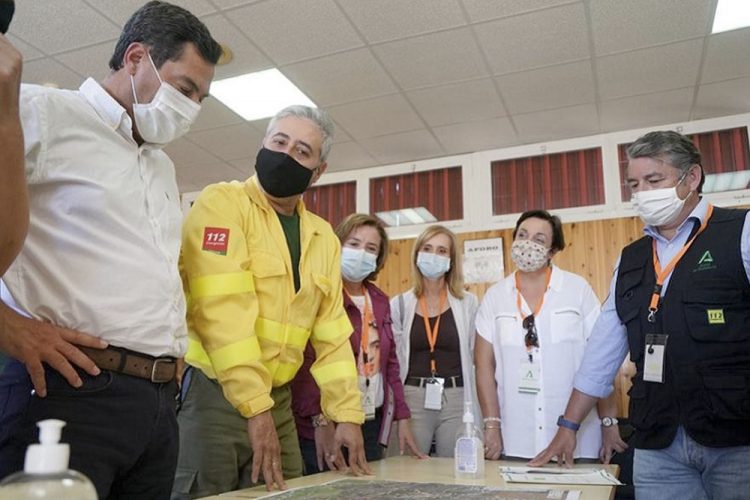 El número de desalojados por el incendio de Almonaster la Real se eleva a 3.150 personas