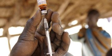 Las vacunas COVID-19 no llegarán a los países hasta mediados de 2021, asegura la OMS