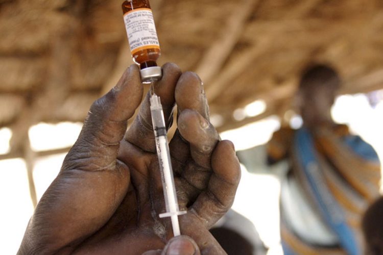 Las vacunas COVID-19 no llegarán a los países hasta mediados de 2021, asegura la OMS