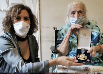 Irene Lozano impone a Encarna Hernández la Medalla de Oro de la Real Orden del Mérito Deportivo