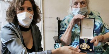 Irene Lozano impone a Encarna Hernández la Medalla de Oro de la Real Orden del Mérito Deportivo