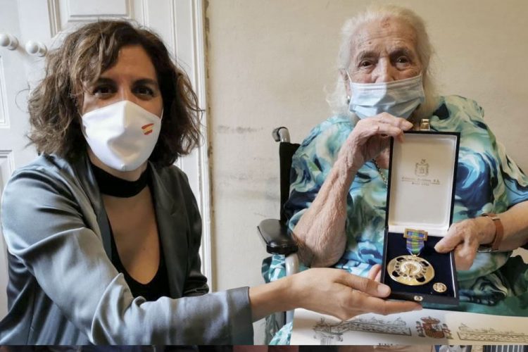 Irene Lozano impone a Encarna Hernández la Medalla de Oro de la Real Orden del Mérito Deportivo