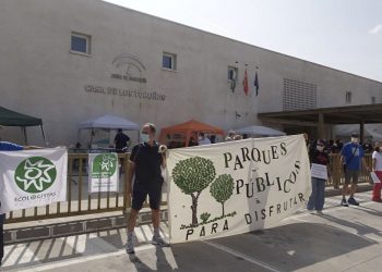 Un millar de personas en la cadena humana contra la privatización de Los Toruños y el pinar de la Algaida