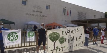 Un millar de personas en la cadena humana contra la privatización de Los Toruños y el pinar de la Algaida