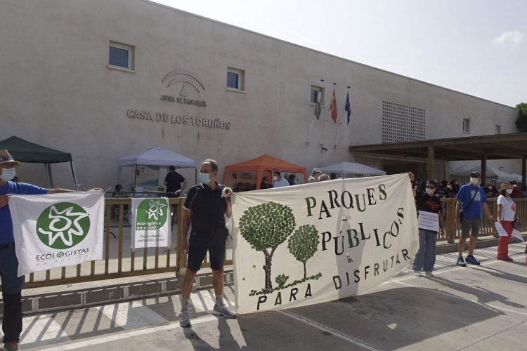 Un millar de personas en la cadena humana contra la privatización de Los Toruños y el pinar de la Algaida