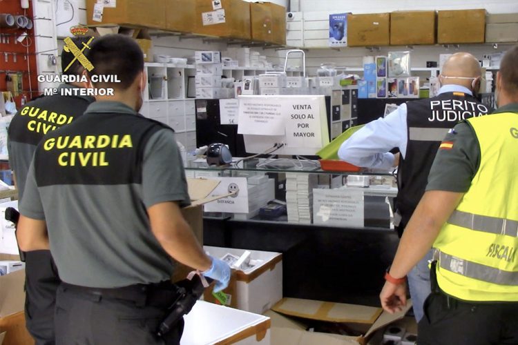La Guardia Civil interviene en Madrid más de 13.000 artículos de telefonía falsificados