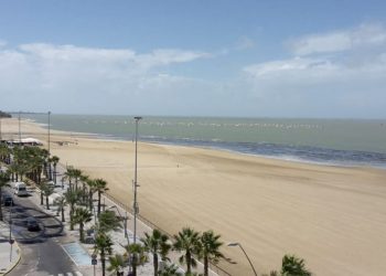 Vuelven los vertidos contaminantes a las playas de Sanlúcar