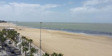 Vuelven los vertidos contaminantes a las playas de Sanlúcar