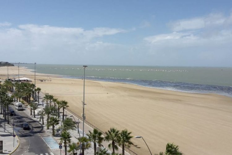 Vuelven los vertidos contaminantes a las playas de Sanlúcar
