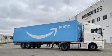 La CNMC dice que Amazon realiza labores de operador postal y que debe cumplir con la normativa del sector