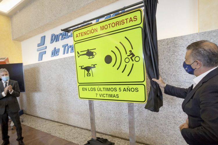 Presentada la nueva señalización con la que se identificarán los 100 tramos de mayor riesgo para motoristas en carretera