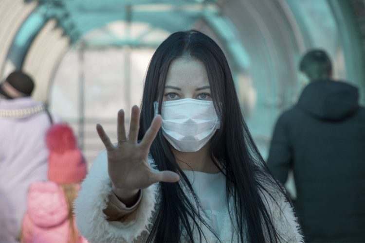 Los CDC admiten la transmisión aérea del coronavirus mientras los científicos insisten en sus riesgos