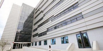 Canarias prohíbe fumar en la vía pública