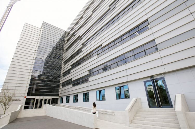 Canarias prohíbe fumar en la vía pública