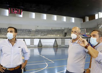 Lavado de cara de los marcadores de la cancha central del Palacio Municipal de Deportes de Chapín
