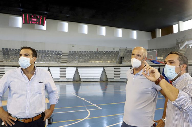 Lavado de cara de los marcadores de la cancha central del Palacio Municipal de Deportes de Chapín