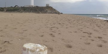 Las colillas son los residuos más abundantes en las playas gaditanas