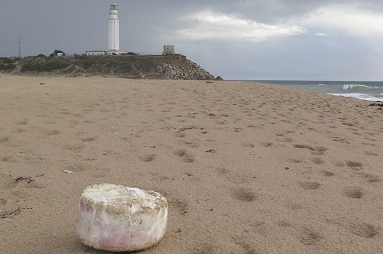 Las colillas son los residuos más abundantes en las playas gaditanas