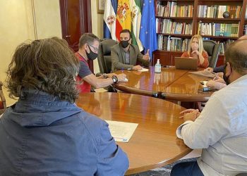 Reunión entre ayuntamiento y distintas asociaciones para la mejora del Mercado de Abastos y su entorno