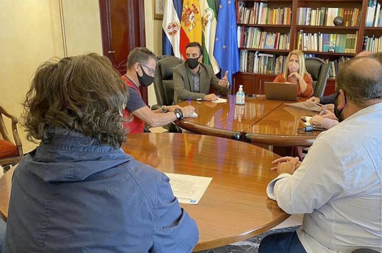Reunión entre ayuntamiento y distintas asociaciones para la mejora del Mercado de Abastos y su entorno