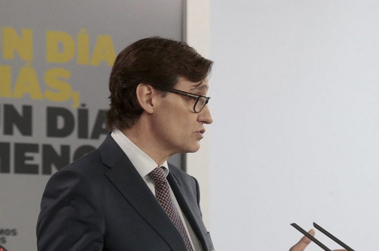 Salvador Illa abre la puerta al toque de queda en España