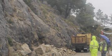 Cortado al tráfico un tramo de la carretera de Las Palomas, en Grazalema, por caída de rocas