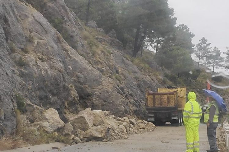 Cortado al tráfico un tramo de la carretera de Las Palomas, en Grazalema, por caída de rocas